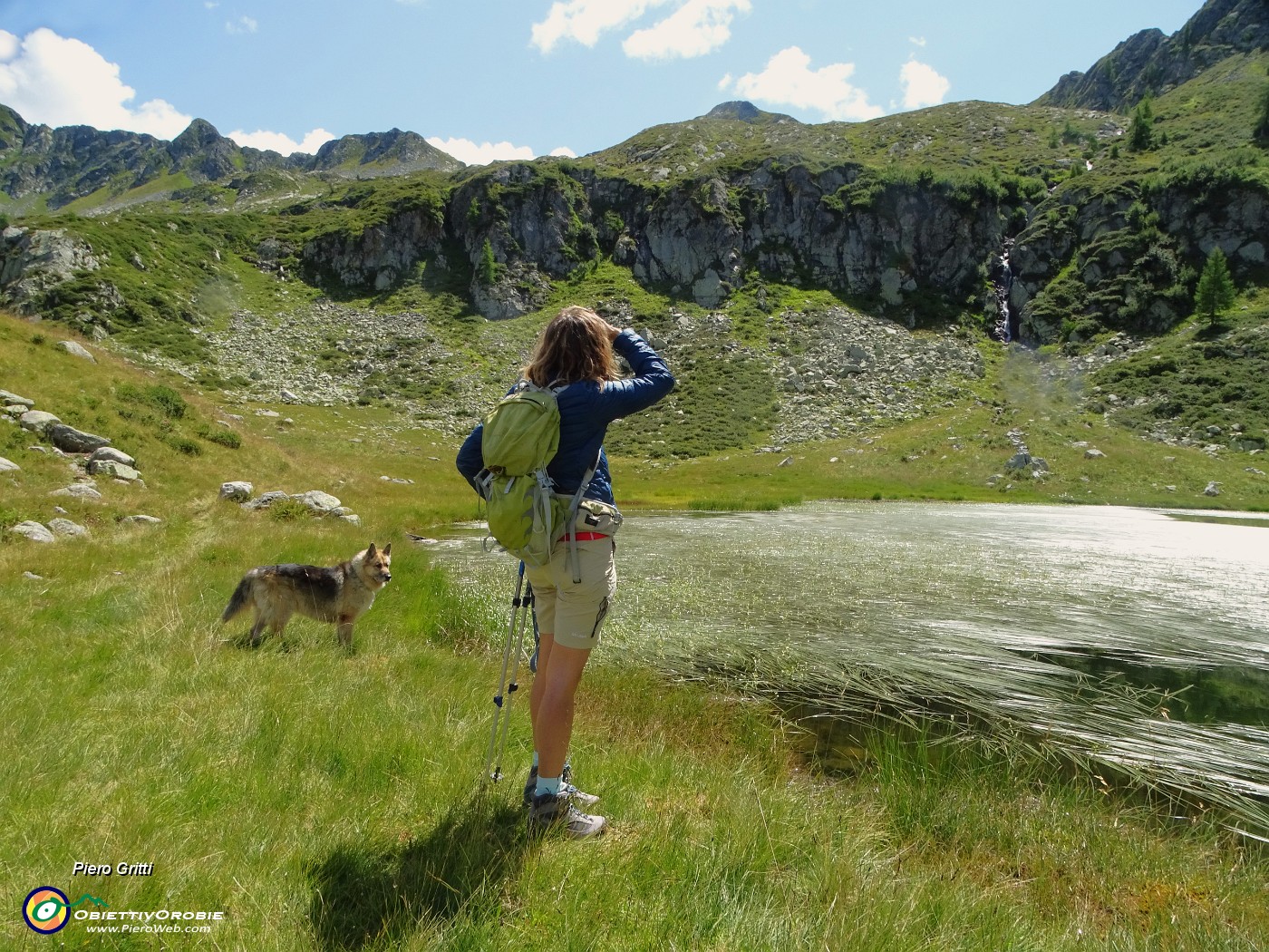 44  Al Lago piccolo (1986 m), ricoperto in parte da erbe acquatiche.JPG